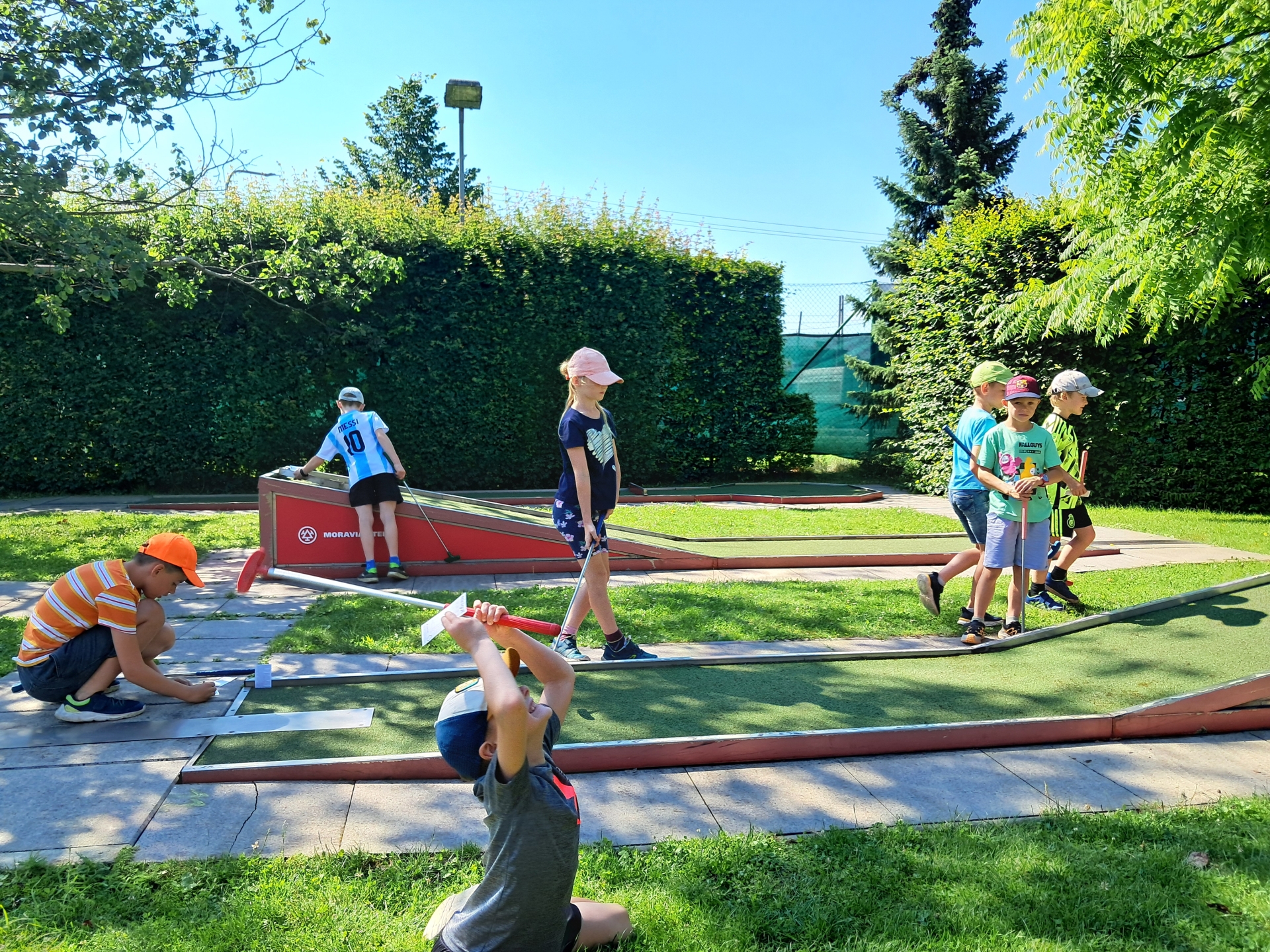 Image Słoneczna przygoda na minigolfie w Wędryni